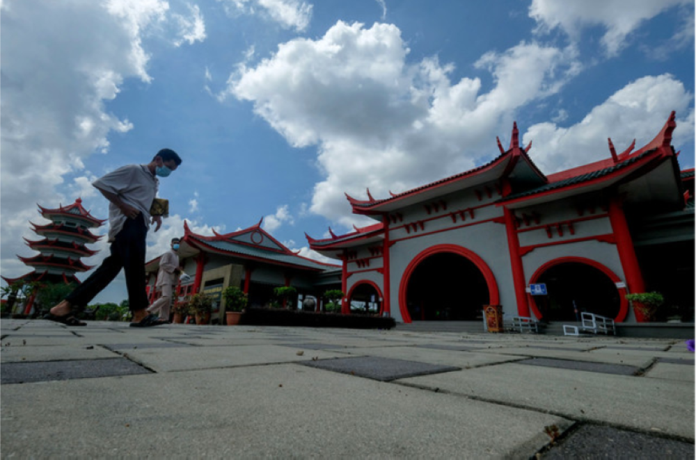 Masjid Cina Melaka dipilih sebagai lokasi utama cerapan untuk menyaksikan fenomena gerhana bulan penuh 8 November ini. - Foto Bernama