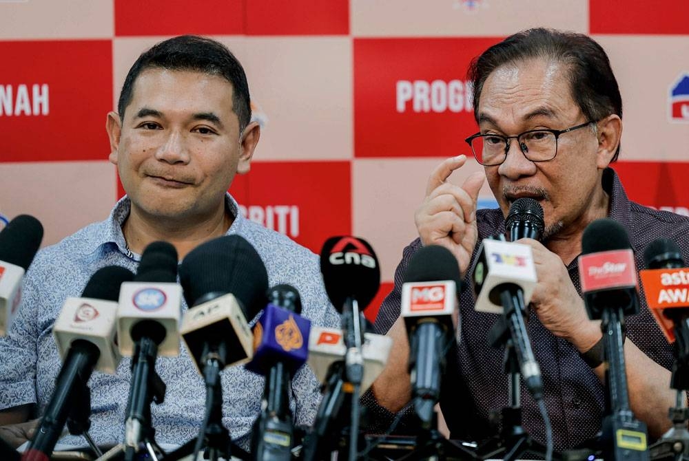 Anwar (kanan) bersama Rafizi ketika sidang media pengumuman menamakan calon-calon sempena Pilihan Raya Umum ke-15 (PRU-15) di Ibu Pejabat PKR, pada Rabu. - Foto Bernama