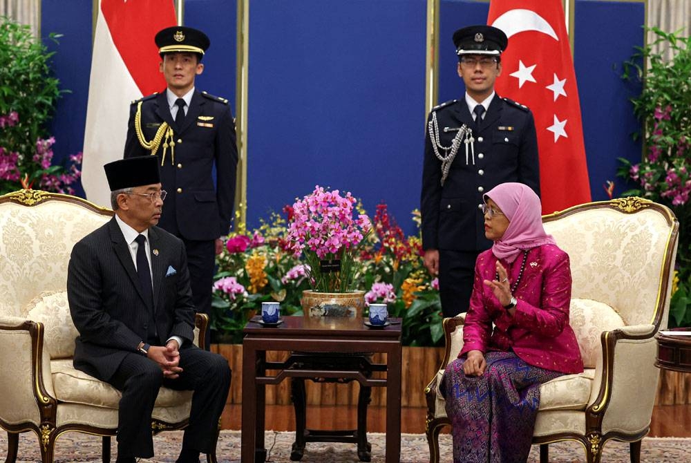 Yang di-Pertuan Agong Al-Sultan Abdullah Ri’ayatuddin Al-Mustafa Billah Shah berkenan menerima menghadap Presiden Singapura, Halimah Yacob di Istana, Orchard Road, Singapura sempena lawatan negara baginda ke republik itu. - Foto Bernama