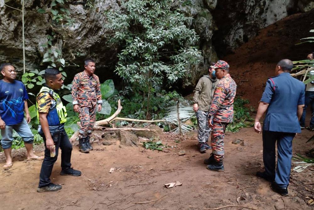 Pasukan bomba dan polis tiba di lokasi 30 kru produksi Singapura dipercayai terperangkap di Gua Tempurung. - Foto ihsan pembaca