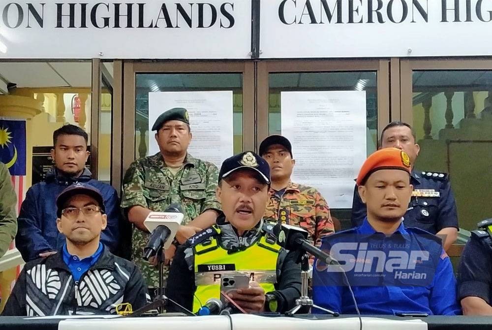 Mohd Yusri (duduk, tengah) ketika sidang akhbar di Pejabat Daerah dan Tanah Cameron Highlands pada Rabu.