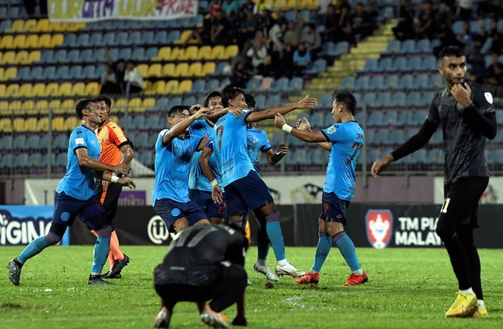 Pemain Sabah FC, Baddrol Bakhtiar (tengah) meraikan jaringan gol bersama rakan sepasukan ketika menentang pasukan UiTM FC dalam perlawanan TM PIala Malaysia 2022 yang berlangsung di Stadium UiTM Shah Alam sebentar tadi. -Foto: Bernama