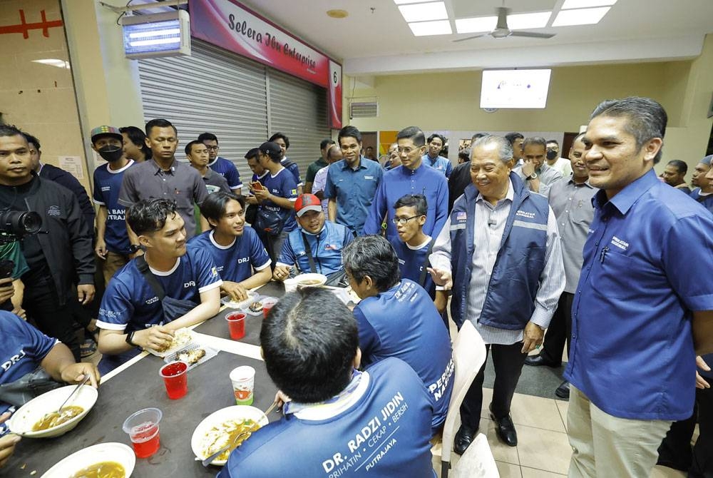 Muhyiddin beramah mesra bersama warga Putrajaya semasa hadir pada Program Jelajah Prihatin Parlimen Putrajaya malam ini. -Foto Bernama