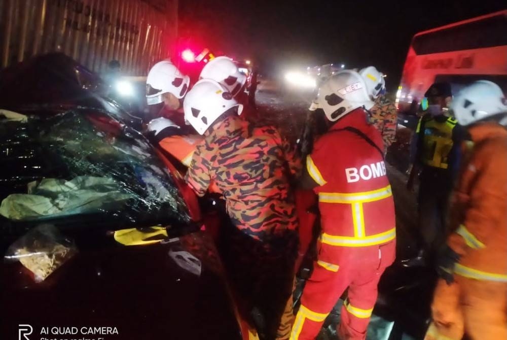 Anggota bomba mengeluarkan mangsa tersepit dalam kemalangan melibatkan lima kenderaan di Kilometer 129, Lebuhraya Utara-Selatan, Yong Peng, Batu Pahat pada Rabu.