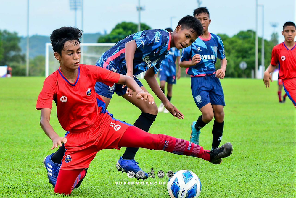 Antara aksi menarik AMD Panthers B13 menentang Buriram United dalam perlawanan Piala Supermokh Kategori B13 Tahun di Padang 3, AMD, Gambang. -Foto Supermokh Cup 2022