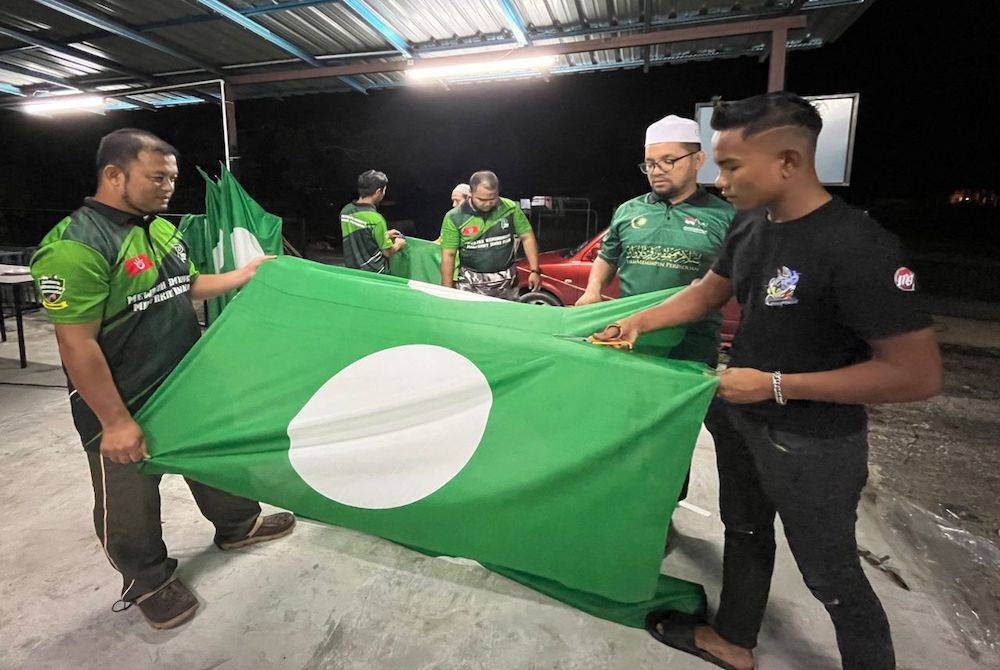 Pemuda Pas Dun Pulai Chondong bergotong- royong memasang bendera parti.