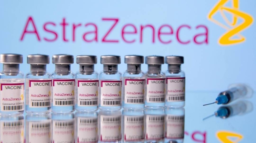 Kadar risiko pembekuan darah vaksin Covid-19 keluaran AstraZeneca adalah lebih tinggi berbanding dengan Pfizer. - Foto AFP