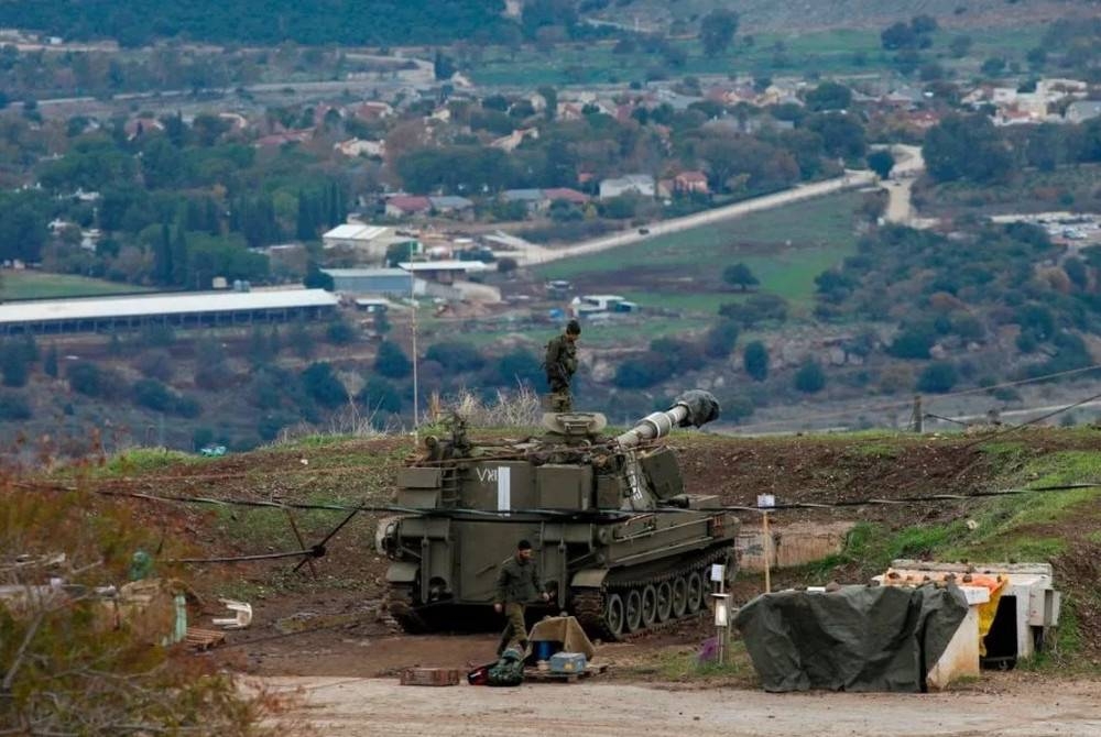 Gambar fail menunjukkan askar dan kereta kebal tentera Israel di Bukit Golan iaitu sempadan Syria. - Foto AFP