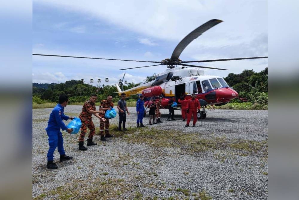 Helikopter milik bomba digunakan bagi menyalurkan bantuan banjir kepada penduduk di Daerah Bukit Mambong, Kapit, Sarawak pada 12 Oktober lalu.