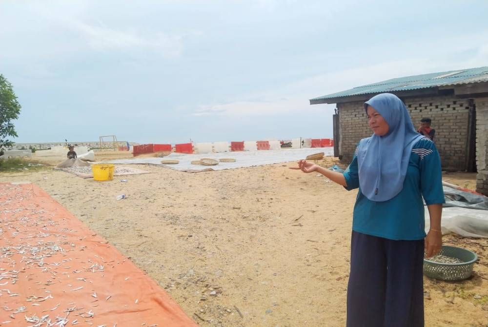 Hazura terpaksa berpuas hati dengan kehidupan sekarang dan berharap projek penambakan tebing pantai yang sedang dilaksanakan siap dengan segera.