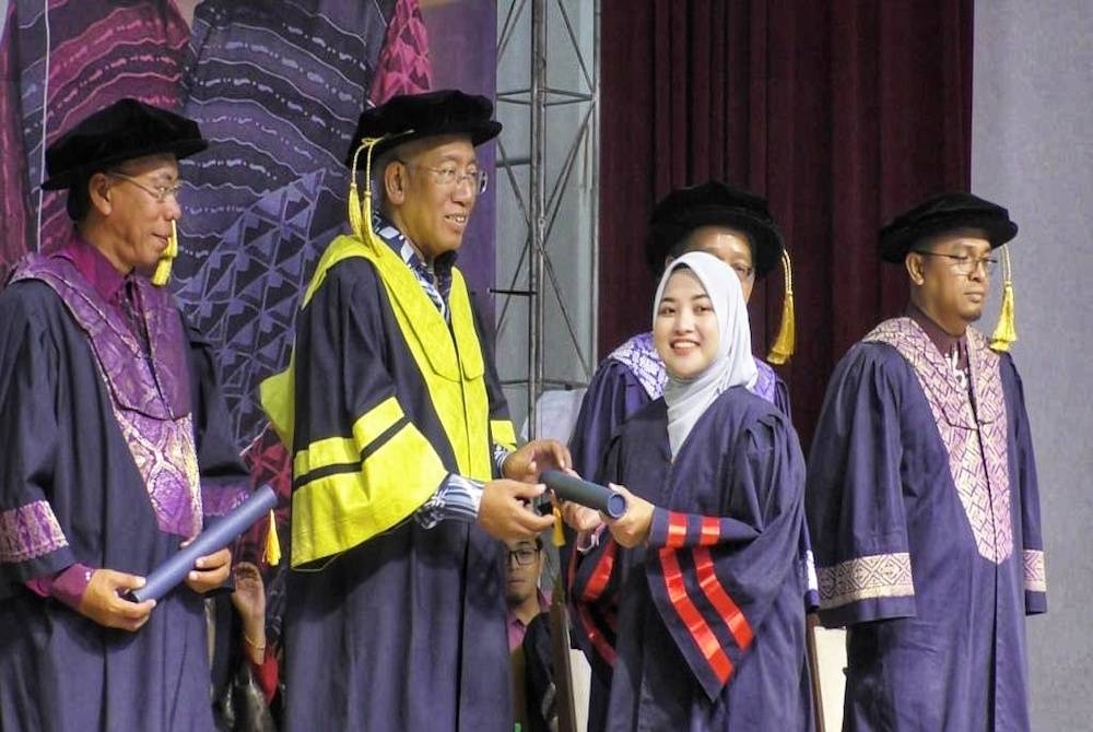 Mahdzir (dua dari kanan) menyerahkan skrol kepada graduan di Majlis Konvokesyen Kemahiran Malaysia (TVET@KPLB) Jabatan Kemajuan Masyarakat (Kemas) kali ke-13 di Alor Setar pada Khamis.