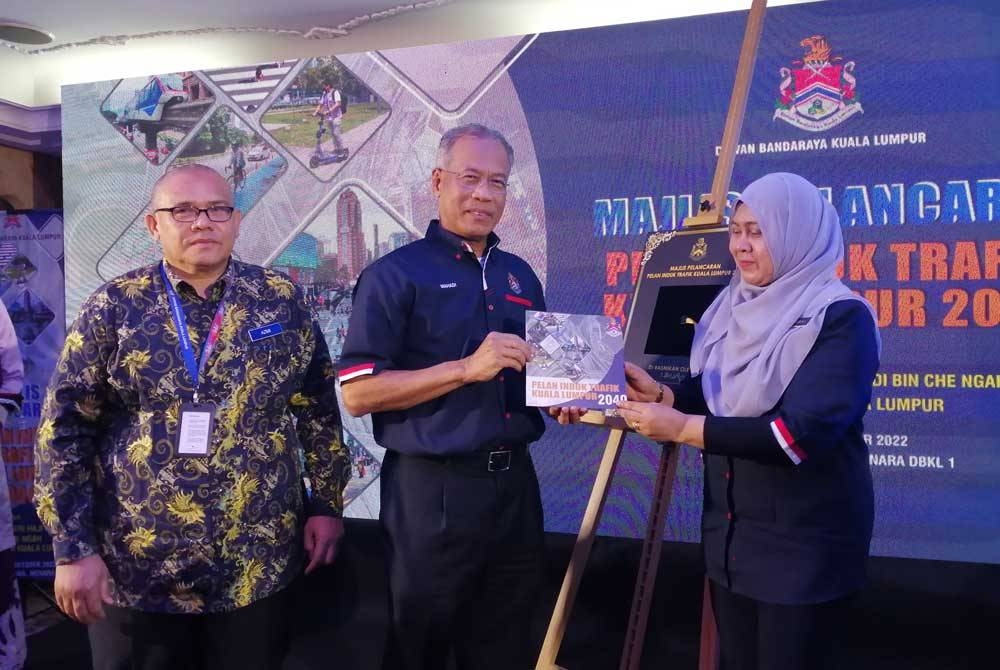 Mahadi (tengah) melancarkan PITKL 2040 di Menara DBKL 1 pada Khamis.