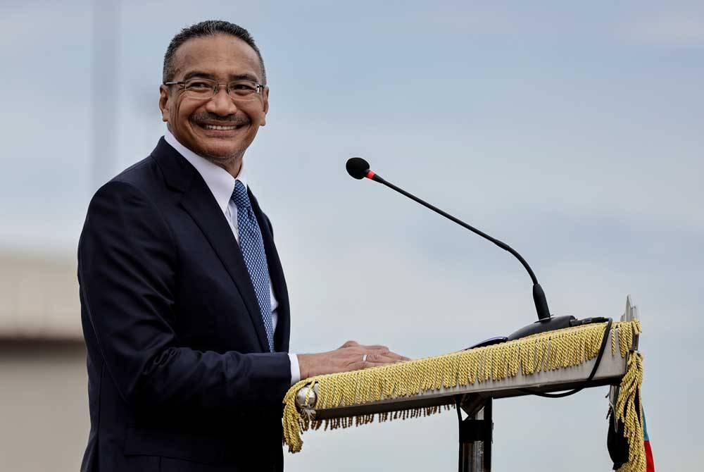 Menteri Kanan Pertahanan, Datuk Seri Hishammuddin Tun Hussein ketika berucap pada Majlis Penghantaran Kumpulan Pertama MALBATT 850-10 ke Lubnan di Pangkalan Udara Subang. Foto Bernama.