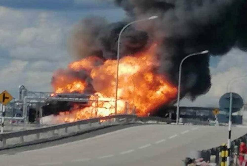 Satu kebakaran dan letupan melibatkan satu paip penyambung berlaku di Kompleks Bersepadu Pengerang (PIC) di Pengerang, pada Khamis.