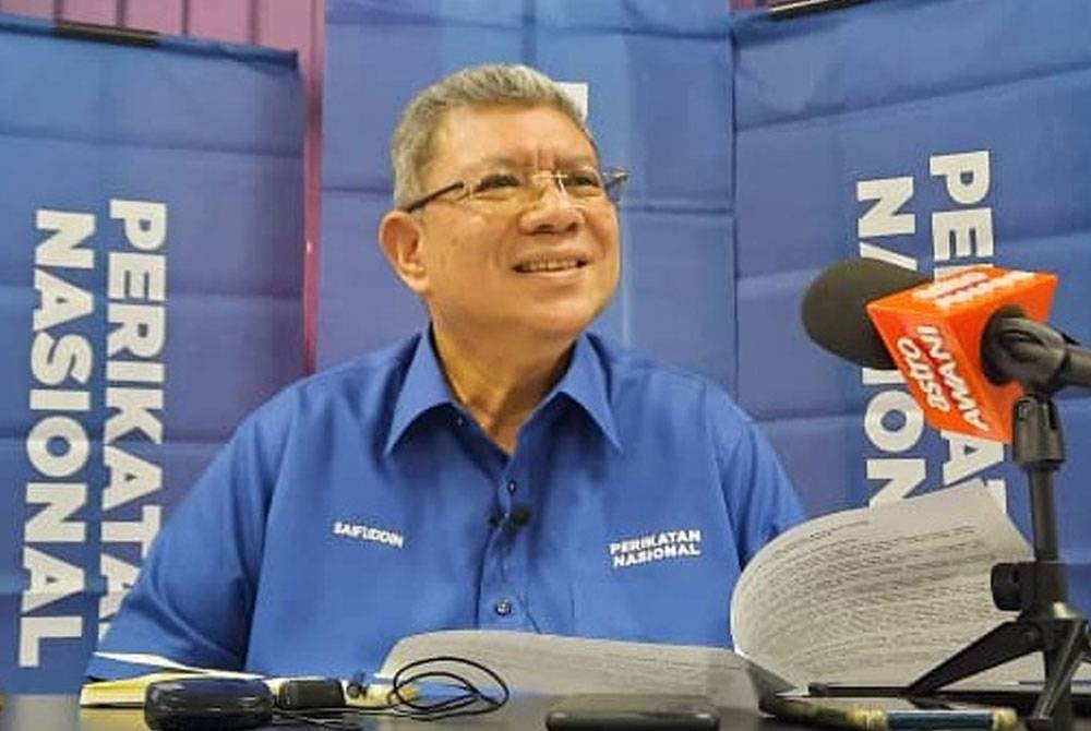 Saifuddin ketika sidang akhbar di Pejabat Pusat Khidmat Parlimen Indera Mahkota pada Khamis.