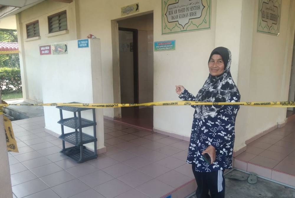 Kariza menunjukkan lokasi penemuan janin di tandas di Masjid Labohan, Kerteh.