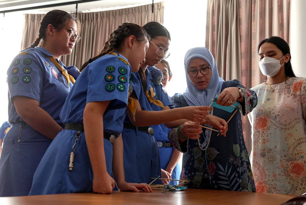 Tunku Azizah berkenan beramah mesra bersama ahli Persatuan Pandu Puteri Singapura ketika mengadakan lawatan ke persatuan itu di Bishan Street 14. - Foto Bernama.