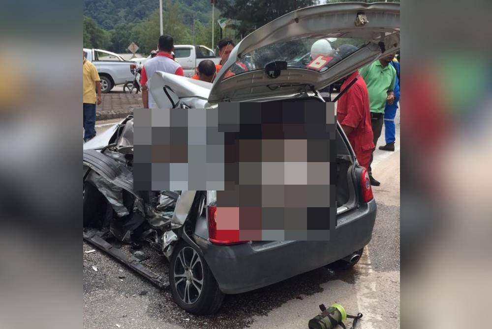 Keadaan Perodua Kancil yang dinaiki tiga pelajar TATIUC remuk teruk.