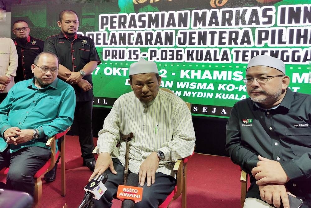 Husain (tengah) ketika sidang akhbar selepas merasmikan markas induk Pas dan pelancaran jentera pilihanraya di Kuala Terengganu, pada malam Khamis.