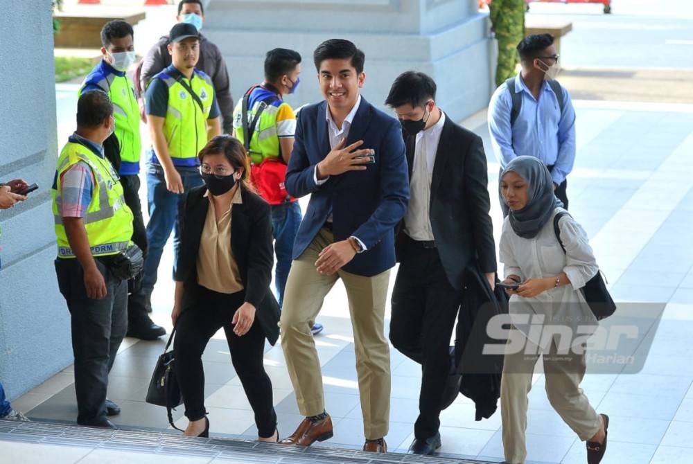 Syed Saddiq tiba di pekarangan mahkamah sambil diiringi para penyokongnya kira-kira jam 9.15 pagi. Foto SINAR HARIAN/FOTO ASRIL ASWANDI SHUKOR