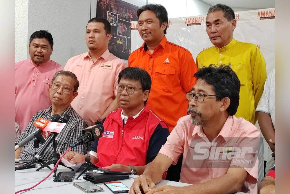 Asmuni (duduk, tengah) mengumumkan senarai calon-calon Amanah Perak yang mewakili PH pada PRU15 di Ipoh.