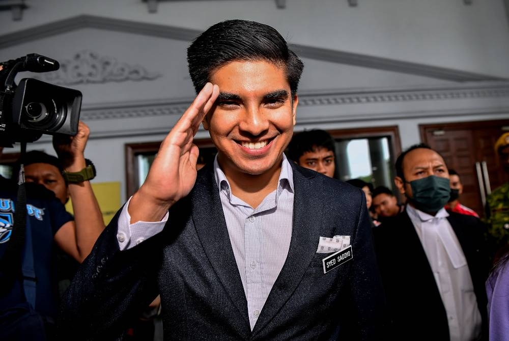 Penyandang kerusi Parlimen Muar, Syed Saddiq Syed Abdul Rahman ketika keluar dari Kompleks Mahkamah Kuala Lumpur pada Jumaat. - Foto Bernama