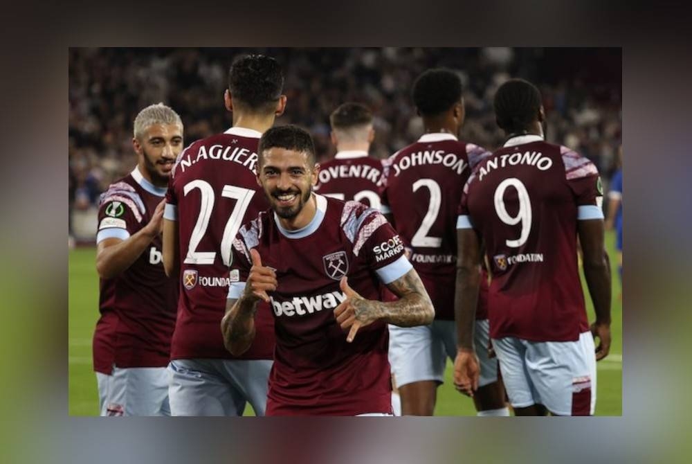 Lanzini (tengah) meraikan jaringannya ketika bantu West Ham tewaskan Silkeborg. - Foto AP 