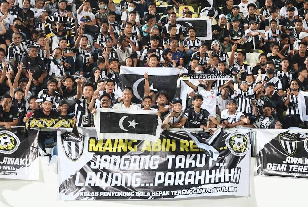 Kelab Penyokong Bolasepak Terengganu Darul Iman (TFFC) ketika hadir memberikan sokongan kepada pasukan Terengganu dalam perlawanan sebelum ini. - Foto Ihsan TFFC