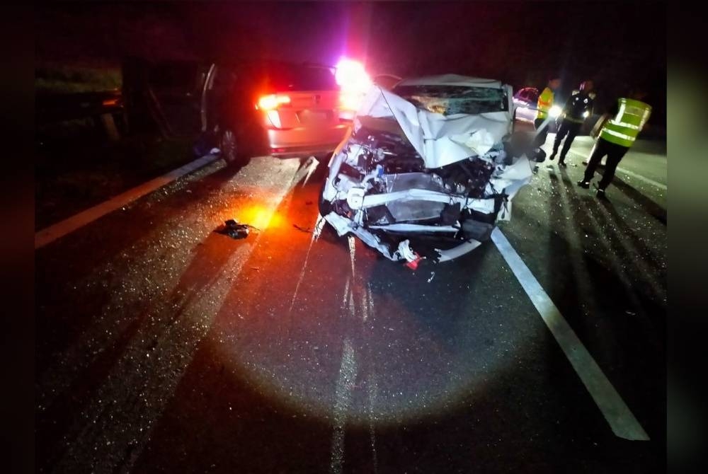 Keadaan kereta dinaiki mangsa yang terbabit nahas melibatkan tiga kenderaan di Lebuhraya KLK dekat Bentong pada awal pagi Jumaat.