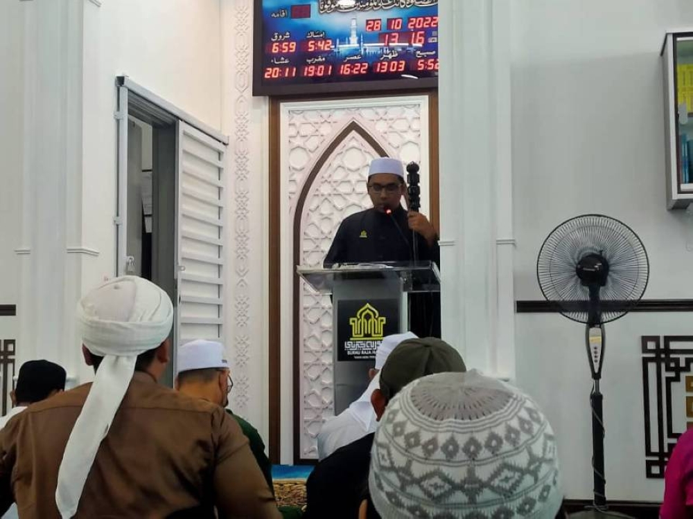 Khatib bertugas, Anas Ariffin menyampaikan khutbah di Surau Diri Jumaat Raja Hairani, Taman Meru Perdana 2, Ipoh.