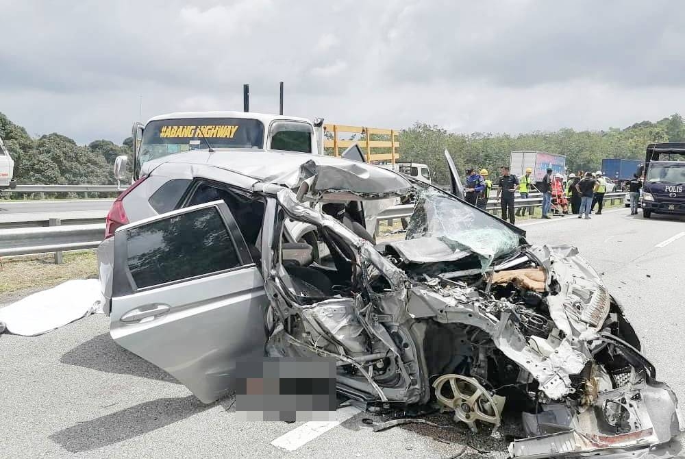 Keadaan Honda Jazz yang terbabit dalam kemalangan dua buah kenderaan di Kilometer 216, Lebuh Raya Utara-Selatan (arah utara) Simpang Ampat di Alor Gajah, pada Jumaat.