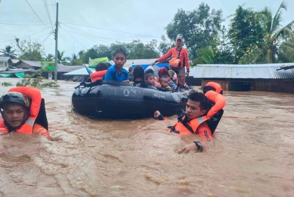 Operasi menyelamat dijalankan di bandar yang dilanda banjir di Parang, Maguindanao, Filipinapada Jumaat. - Foto EPA/ Philippine Coast Guard