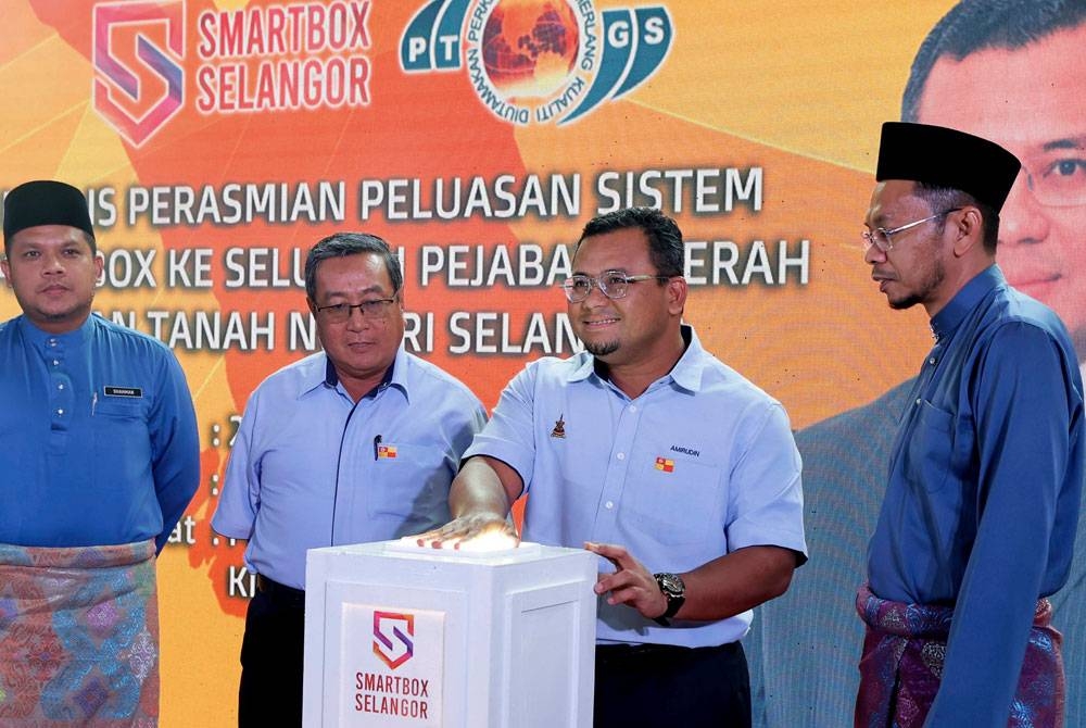 Amirudin (dua dari kanan) melakukan gimik Perasmian Sistem Smartbox Peluasan Ke Seluruh Pejabat Daerah Dan Tanah Negeri Selangor di Pejabat Daerah dan Tanah Klang pada Jumaat. - Foto Bernama