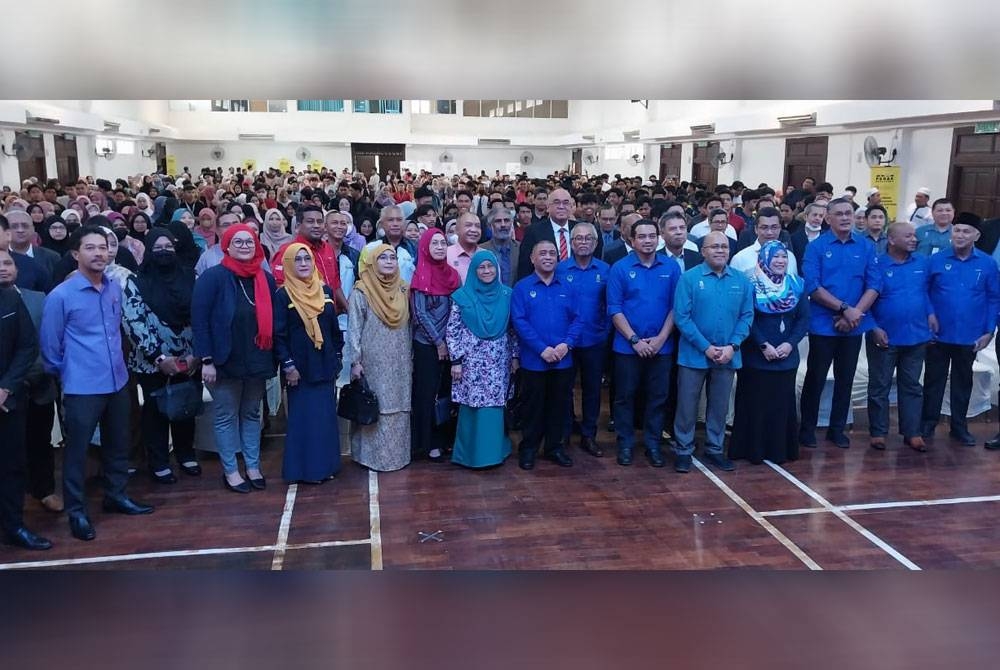 Saarani (tengah) bergambar dengan para mahasiswa pada majlis pelancaran Program Mahasiswa Perak Sejahtera di Universiti Sultan Azlan Shah (USAS) pada Jumaat.