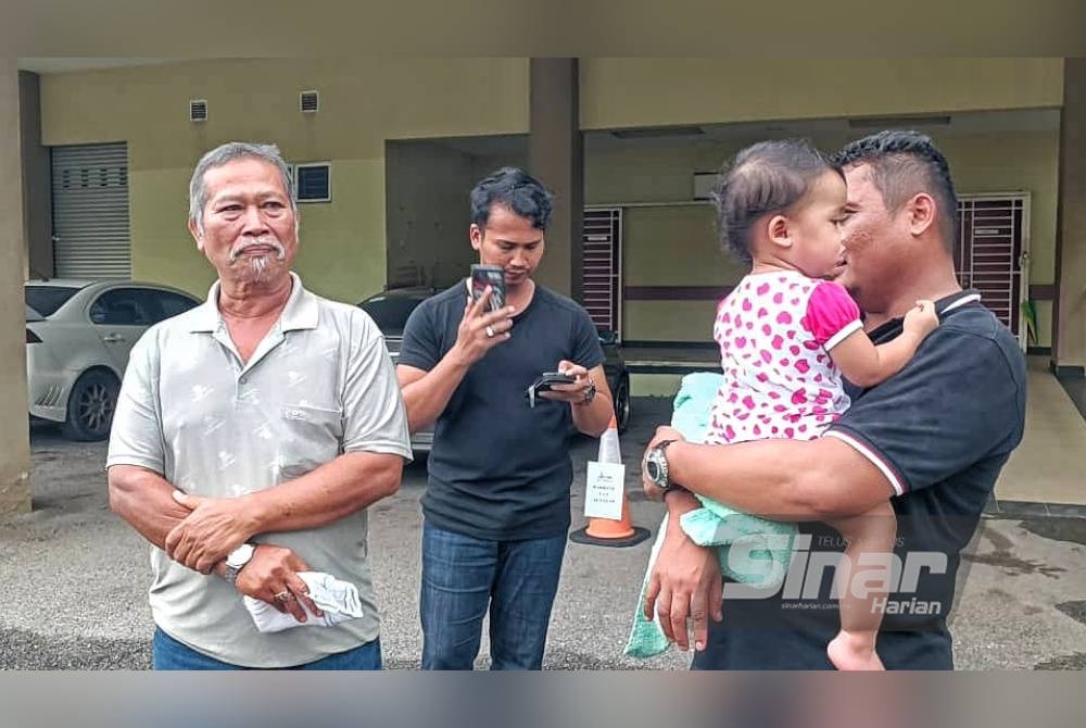 Abdul Rajak bersama ahli keluarga menunggu jenazah ketiga-tiga beranak itu menjalani proses bedah siasat di Unit Forensik Hospital Alor Gajah pada Jumaat.