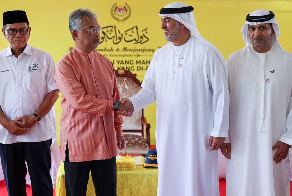 Al-Sultan Abdullah Ri&#039;ayatuddin Al-Mustafa Billah Shah (dua dari kiri) berkenan bersalaman dengan Pengerusi Pertubuhan Bulan Sabit Merah UAE, Dr Hamdan Musalak Al Mazruei pada Majlis Pelancaran Projek Perumahan dan Penyampaian Surat Tawaran Bantuan Untuk Mangsa Banjir Negeri Pahang sumbangan Pertubuhan Bulan Sabit Merah UAE di PPS Kampung Temai Hulu pada Jumaat. -Foto: Bernama