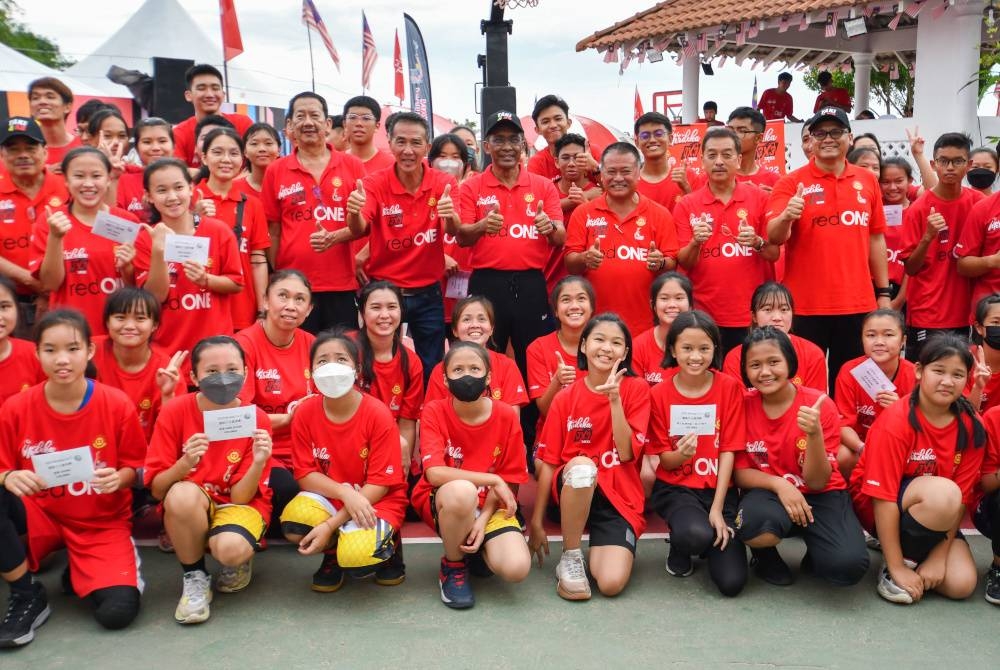 Takiyuddin (tengah) bergambar bersama peserta pada majlis penutup Pertandingan Bola Keranjang 3 lawan 3 di Jalan Gok Kapor, Kota Bharu pada Jumaat. - Foto Bernama