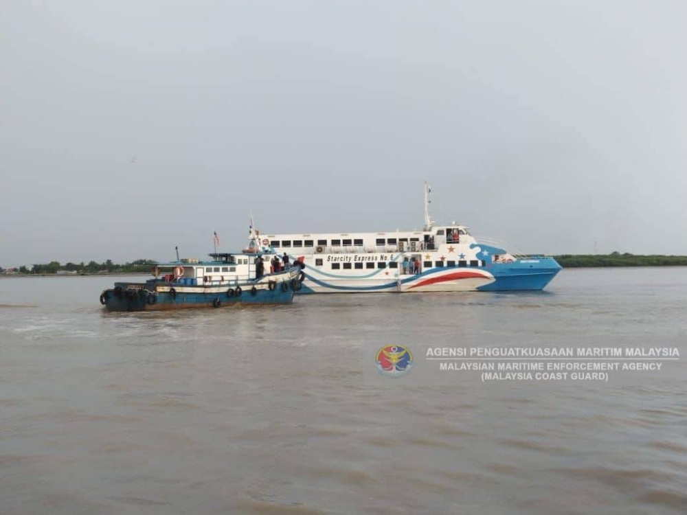 Feri dalam perjalanan dari Terminal Jeti Kuala Kedah ke Terminal Feri Penumpang Kuah, Langkawi terkandas di posisi 0.5 batu nautika muara Kuala Kedah. - Foto Maritim Malaysia