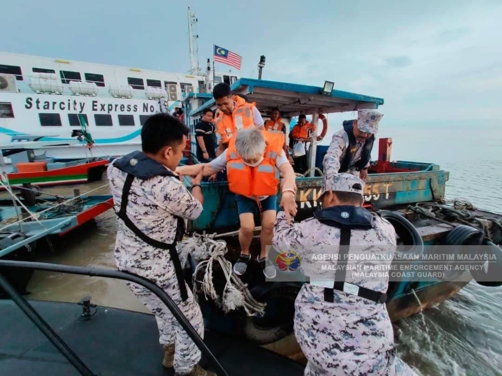 Kesemua penumpang dipindahkan ke tempat selamat.- Foto Maritim Malaysia