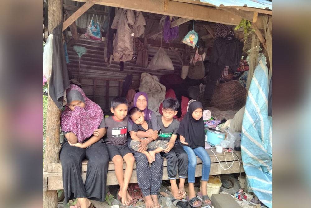 Zuraini bersama anak-anak di hadapan bangsal tempat mereka berteduh.