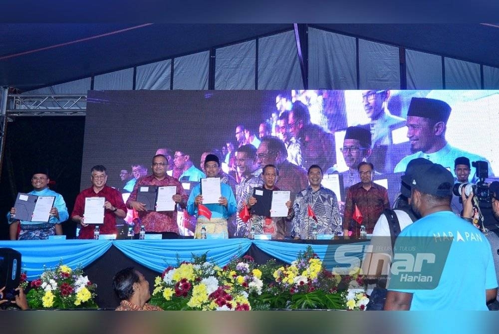 Calon menunjukkan borang dan dokumen ditandatangani pada Majlis Pengumuman Calon PKR yang diadakan di Padang MPAJ, Taman Kosas pada Jumaat.