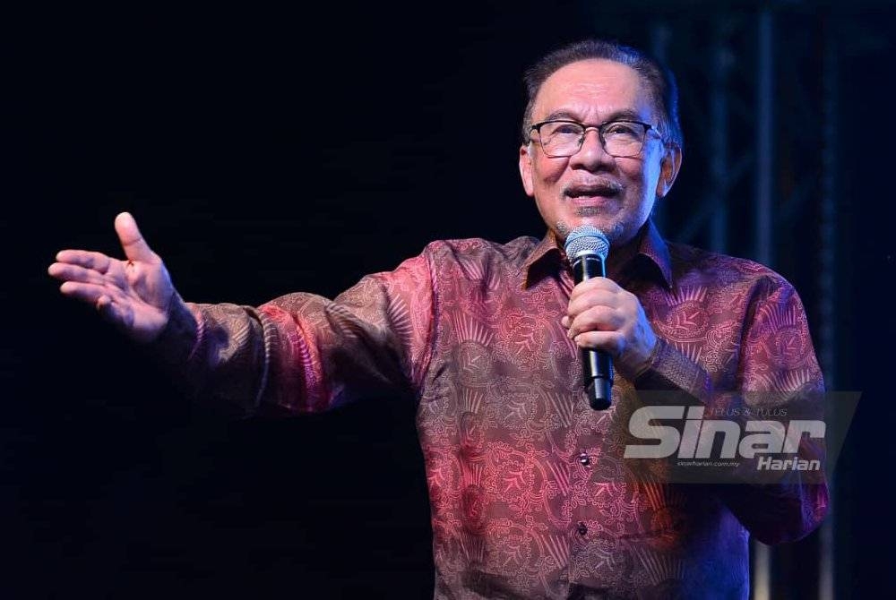 Anwar (tengah) ketika hadir pada Majlis Pengumuman Calon PKR yang berlangsung di Padang Majlis Perbandaran Ampang Jaya (MPAJ), Taman Kosas, Kuala Lumpur pada Jumaat. -Foto Sinar Harian MOHD HALIM ABDUL WAHID