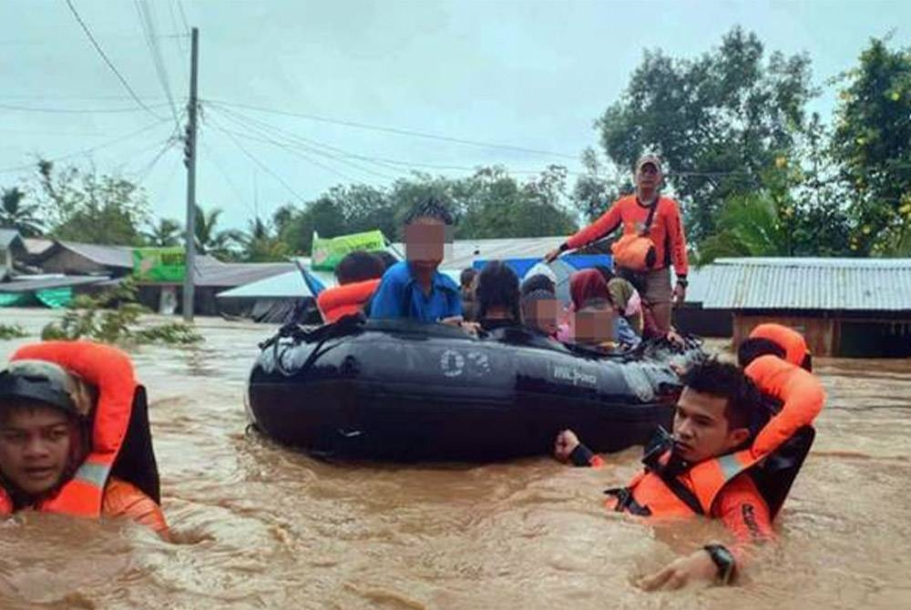 Anggota penyelamat menggunakan bot untuk memindahkan mangsa banjir yang terjejas susulan ribut tropika Nalgae yang melanda Parang, dalam wilayah Maguindanao, selatan Filipina. - Foto AP