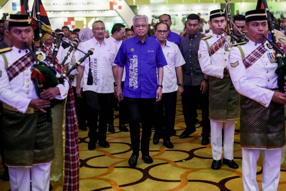 Ismail Sabri (tengah) tiba di Majlis Perasmian Jelajah Aspirasi Keluarga Malaysia Negeri Pahang di Pusat Konvensyen Antarabangsa Sultan Ahmad Shah (SASICC) pada Sabtu. Turut kelihatan, Menteri Besar Pahang Datuk Seri Wan Rosdy Wan Ismail dan Menteri Pertahanan Datuk Seri Hishammuddin Tun Hussein. - Foto Bernama