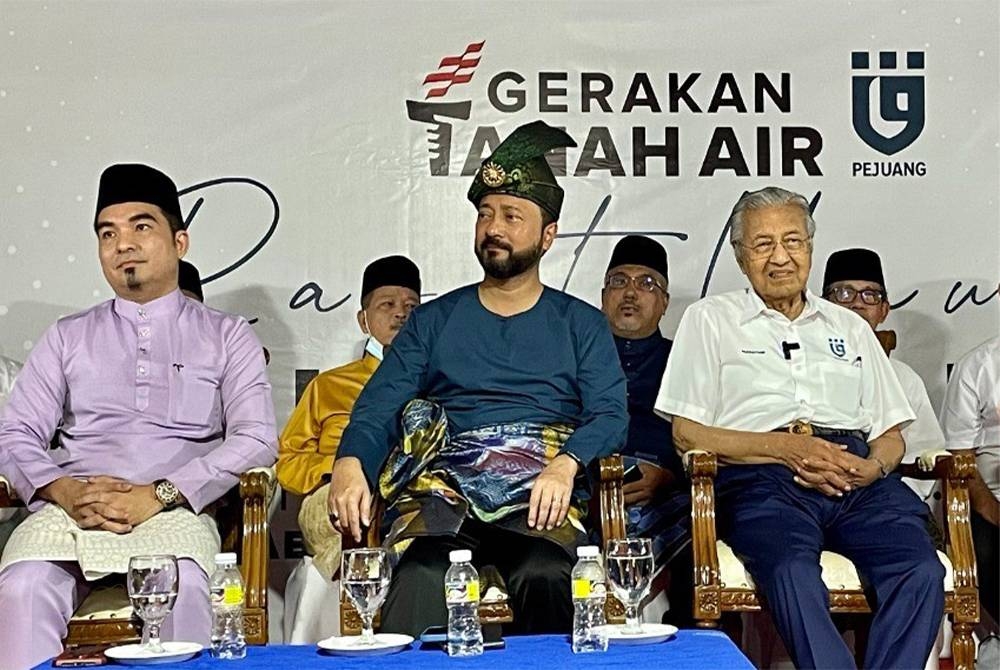 Dari kanan; Dr Mahathir, Mukhriz dan Yusrizal antara penceramah pentas Rapat Umum GTA Kedah yang diadakan di pekarangan Wisma Pejuang Kedah malam Jumaat.