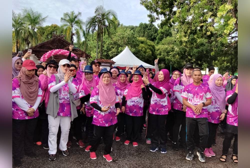 Tunku Noor Hayati (dua dari kiri) berjalan bersama peserta Program Pink Walk 2022 pada Sabtu.