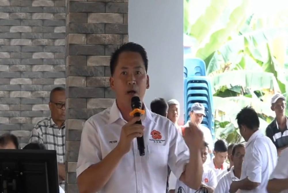 Peter ketika berucap pada majlis pemimpin bersama masyarakat di Kampung Saga, Tenom pada Sabtu.