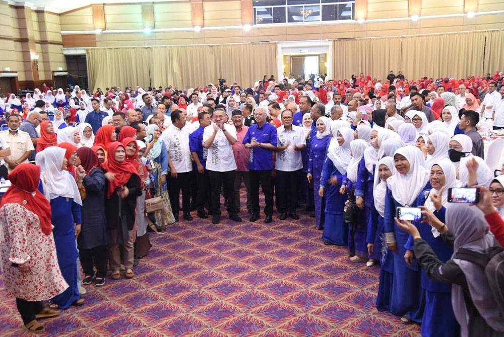 Ismail Sabri bersama kepimpinan UMNO pada kenduri rakyat Jelajah Aspirasi Keluarga Malaysia di Dewan Jubli Perak Sultan Haji Ahmad Shah di sini pada Sabtu.