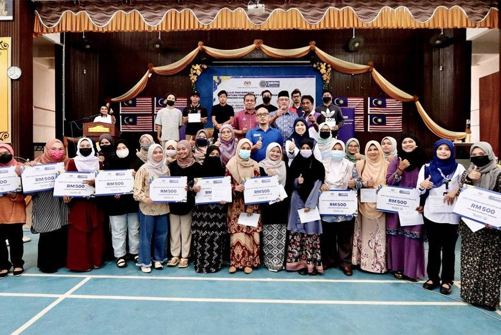 Penerima Bantuan Pengajian KPT-PTPTN bergambar bersama Apli.