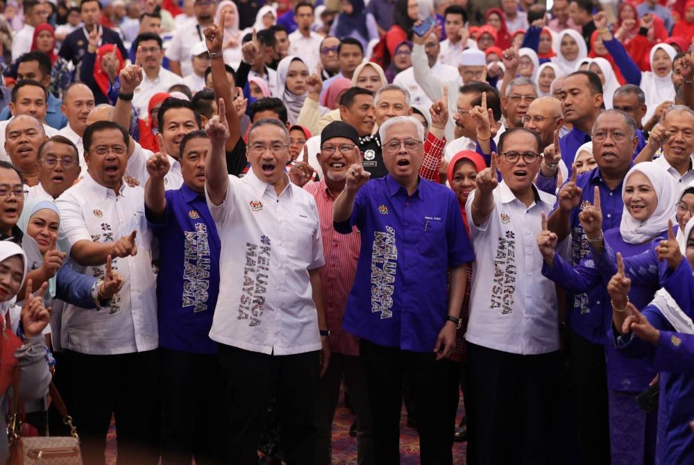 Ismail Sabri bergambar bersama orang ramai ketika hadir pada Majlis Kenduri keluarga Malaysia sempena Jelajah Aspirasi Keluarga Malaysia di Dewan Jubli Perak Sultan Haji Ahmad Shah. Kuantan hari ini. - Foto Bernama